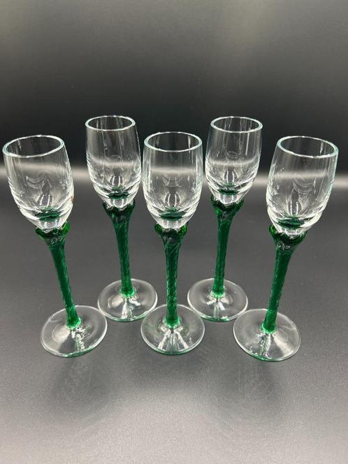 Set van 5 glazen met groene steel – 17 cm hoog, Antiek en Kunst, Antiek | Glas en Kristal, Ophalen of Verzenden