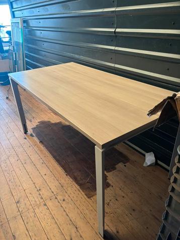 Modern Steelcase bureau 160x80cm. Verstelbaar beschikbaar voor biedingen