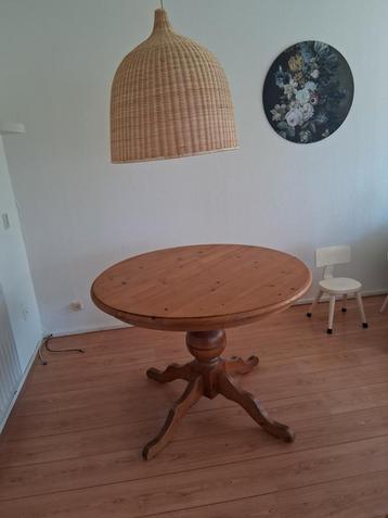 Eettafel ziet er nog heel mooi uit. beschikbaar voor biedingen