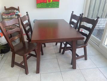 Stevige massieve tafel met passende vier stoelen beschikbaar voor biedingen