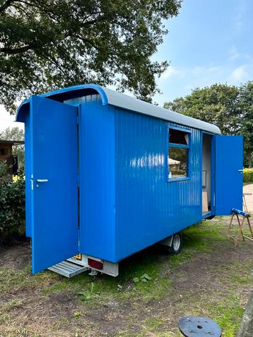 Snelverkeer schaftkeet met toilet beschikbaar voor biedingen