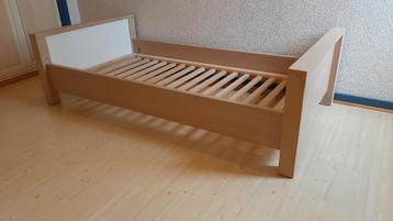 Peuterbed met lattenbodem, laag, matrasmaat 140x70 cm beschikbaar voor biedingen