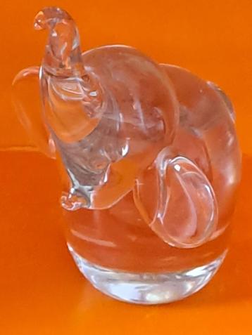 Zware,leuke olifant. Hoogte 10cm. Breedte 7cm. Diepte 6cm. beschikbaar voor biedingen