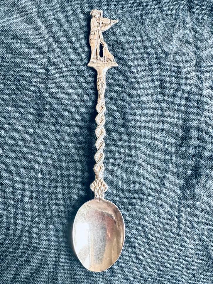 Zilveren lepeltje bekroond met violist met hond, Antiek en Kunst, Antiek | Goud en Zilver, Zilver, Ophalen of Verzenden