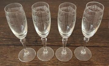 12 vintage kristallen gegraveerde champagne- en wijnglazen beschikbaar voor biedingen