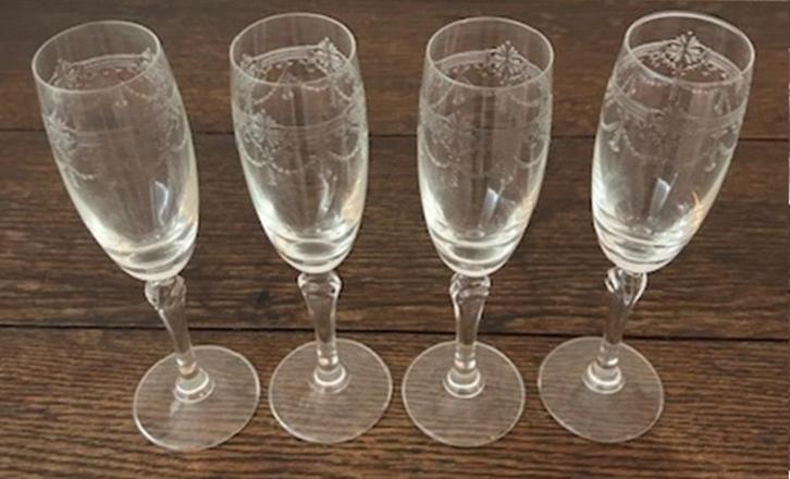 12 vintage kristallen gegraveerde champagne- en wijnglazen, Antiek en Kunst, Antiek | Glas en Kristal, Ophalen of Verzenden