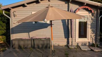 Parasol met voet beschikbaar voor biedingen