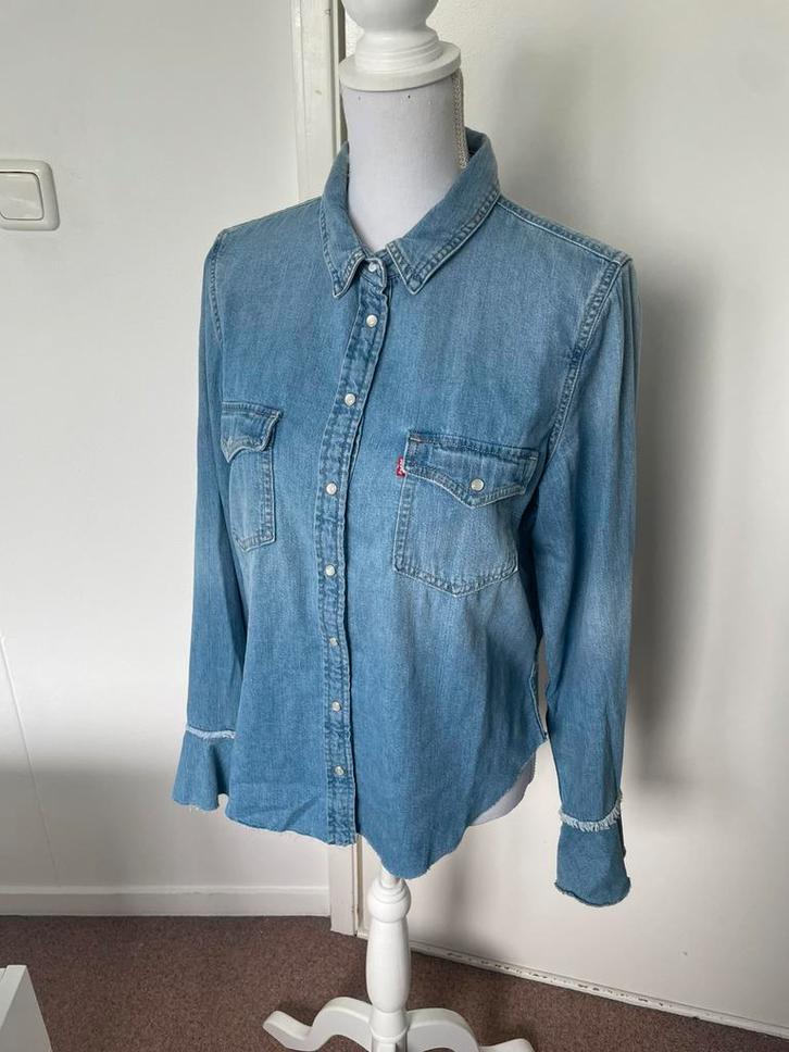 Blauwe spijkerblouse van Levi’s met uitlopende mouwen, Kleding | Dames, Blouses en Tunieken, Zo goed als nieuw, Maat 42/44 (L)