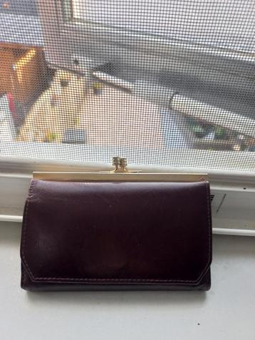 Niet te grote donkerrode knipportemonnee beschikbaar voor biedingen