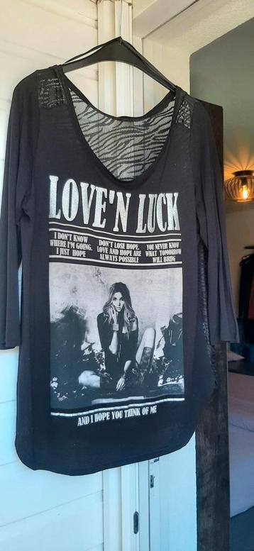 Top/t-shirt zwart met fotoprint. Mt. 40/42. Als nieuw. beschikbaar voor biedingen