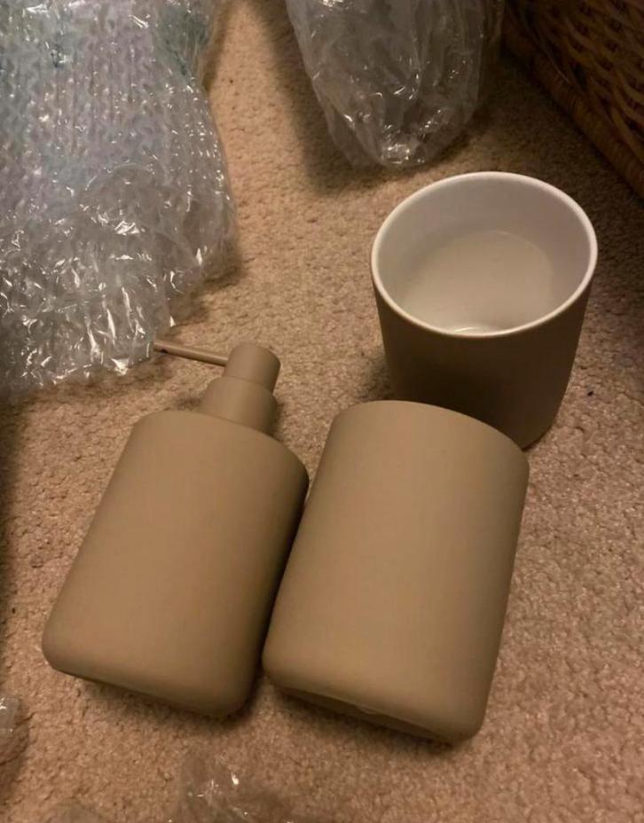 Zeeppomp & 2 bekers nieuw, Huis en Inrichting, Badkamer | Badtextiel en Accessoires, Nieuw, Overige typen, Beige, Ophalen of Verzenden