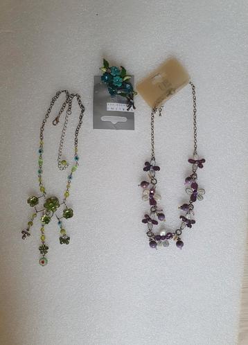 Ketting met bedels en een broche. beschikbaar voor biedingen