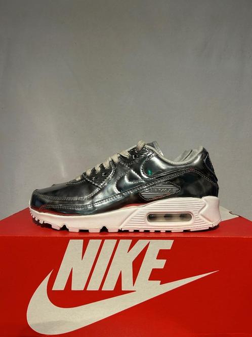 ALS NIEUW! Maat 38 - Nike Air Max 90 Metallic Silver, Kleding | Dames, Schoenen, Zo goed als nieuw, Sneakers of Gympen, Overige kleuren