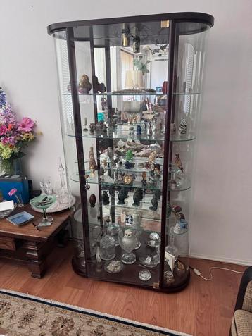 Glazen Vitrinekast met Houten Details beschikbaar voor biedingen