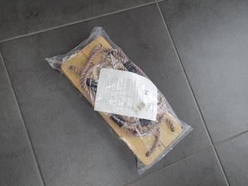 Houten schommel beschikbaar voor biedingen