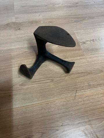 Antiek Schoenmakersijzer beschikbaar voor biedingen