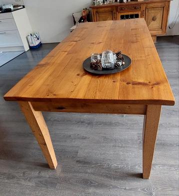 Robuuste grote landelijke eettafel beschikbaar voor biedingen