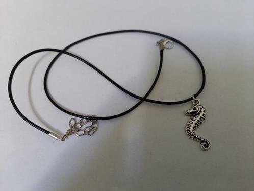 Koordketting wax zwart met hanger zeepaardje, Sieraden, Tassen en Uiterlijk, Kettingen, Nieuw, Zwart, Met hanger, Verstelbaar