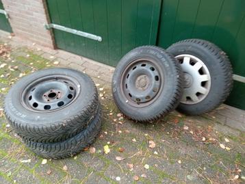 4x winterbanden en stalen velgen 14 inch steekmaat 5x100 beschikbaar voor biedingen