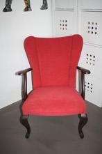 Vintage Fauteuil, rood met donkerbruine houten poten, Huis en Inrichting, Stoelen, Zo goed als nieuw, Eén, Hout, Antiek