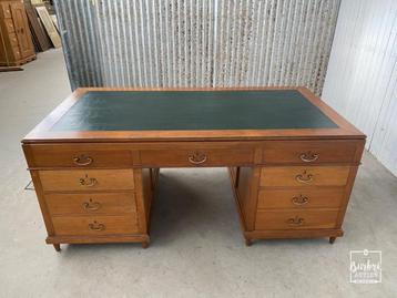 Mooie antieken houten bureau beschikbaar voor biedingen