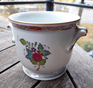 Herend bloempotje beschikbaar voor biedingen