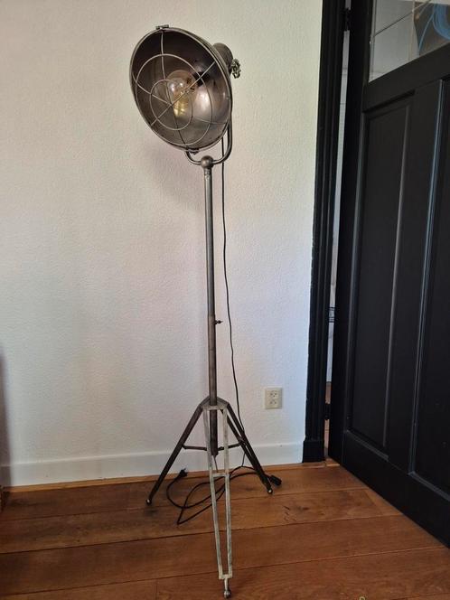 Te koop: Industriële BePure vloerlamp - Echte eyecatcher!, Huis en Inrichting, Lampen | Vloerlampen, Zo goed als nieuw, Metaal
