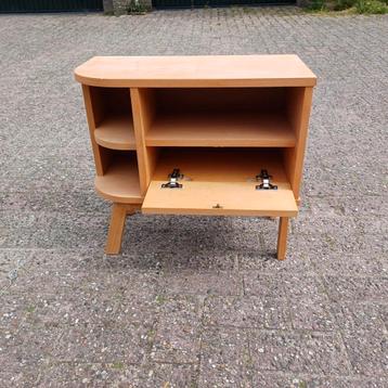 Te koop leuk kastje met klep beschikbaar voor biedingen