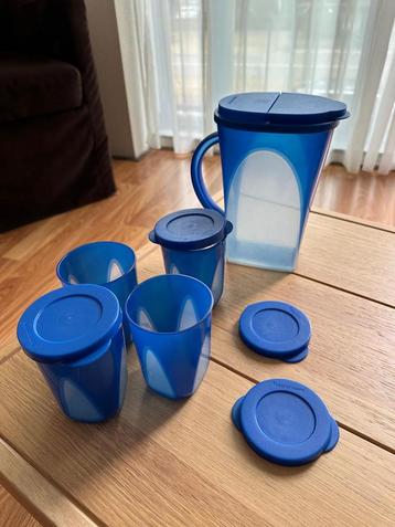 Tupperware kan met 4 bekers incl deksels beschikbaar voor biedingen
