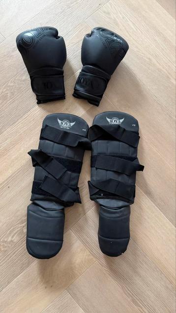 JOYA boxhandschoenen + kniebeschermers  beschikbaar voor biedingen