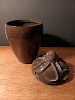 Pot met deksel, gestyleerde inktvis/octopus GV, signatuur., Rond, Ophalen of Verzenden, Aardewerk, Minder dan 40 cm