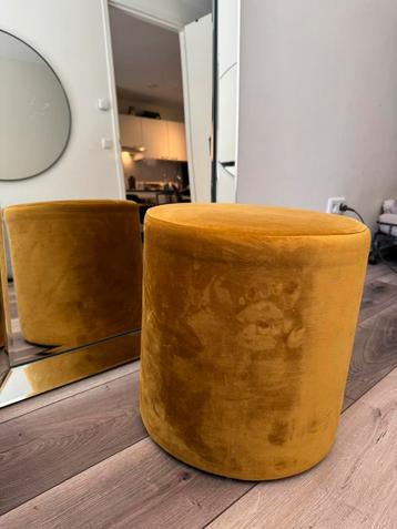Poef beschikbaar voor biedingen