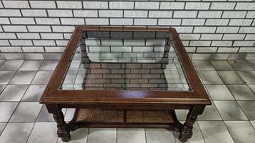Houten salontafel met glazenplaat beschikbaar voor biedingen