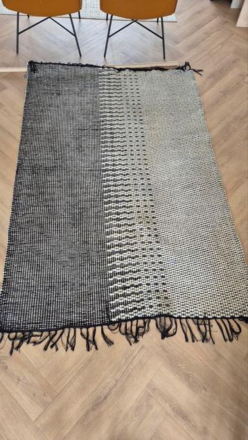 Vloerkleed zwart en wit van het merk AAI beschikbaar voor biedingen