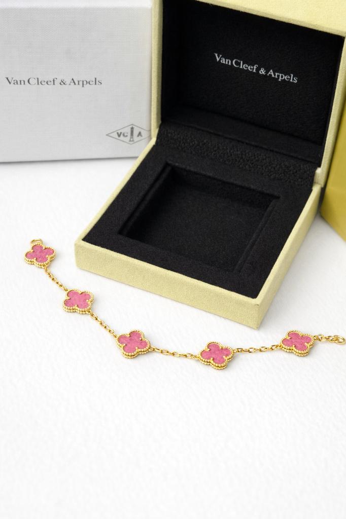 Van Cleef & Arpels armband roze, Sieraden, Tassen en Uiterlijk, Armbanden, Nieuw, Staal, Roze, Ophalen of Verzenden