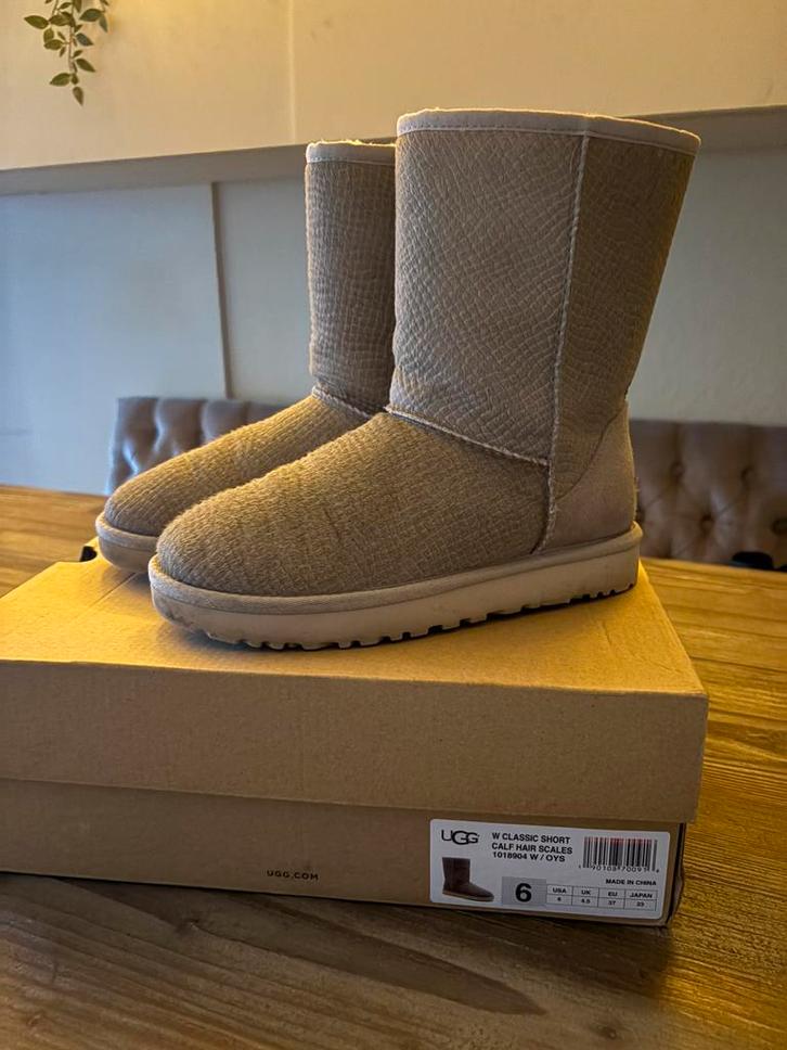 Zgan originele Ugg classic short calfhair mt 37, Kleding | Dames, Schoenen, Zo goed als nieuw, Overige kleuren, Ophalen of Verzenden