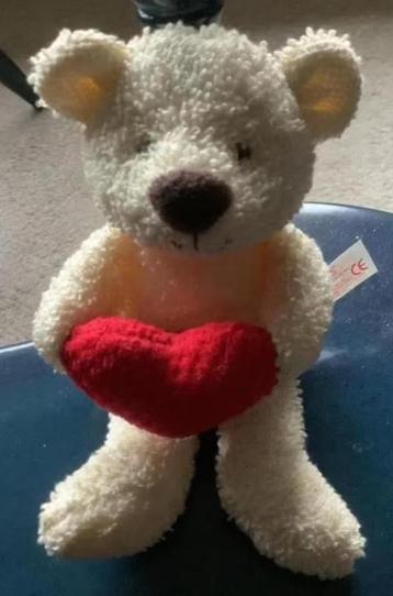 Knuffelbeertje die een hartje vast houdt; teddybeertje beer beschikbaar voor biedingen
