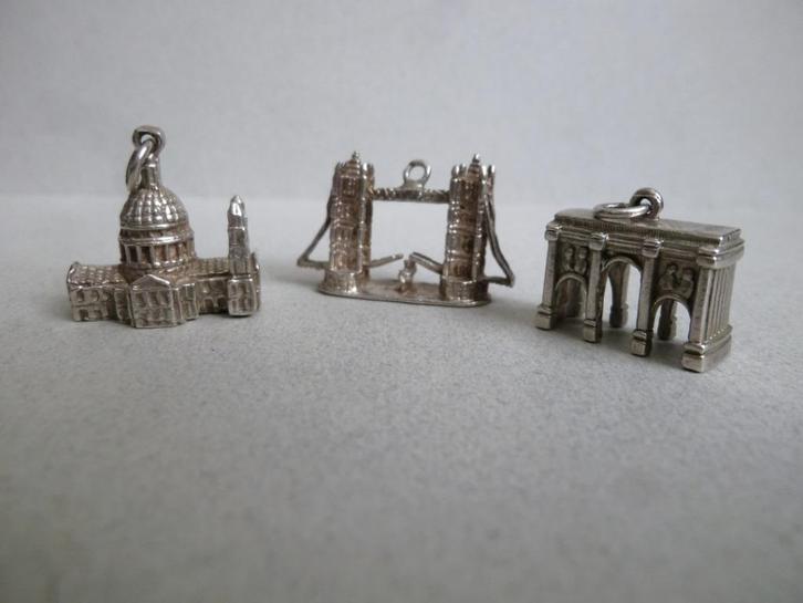 Oude bedel zilver London Landmarks Towerbridge Marble Arch, Sieraden, Tassen en Uiterlijk, Antieke sieraden, Hanger, Zilver, Verzenden