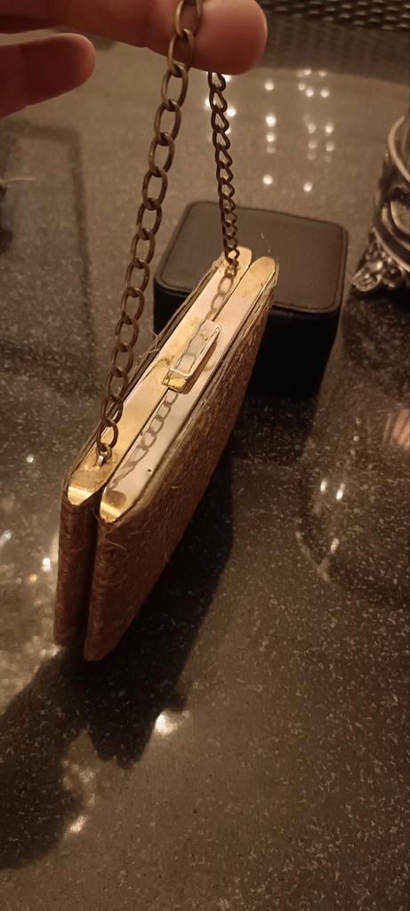 Volupte metal gold colour makeup compact uit jaren 40, Sieraden, Tassen en Uiterlijk, Portemonnees, Zo goed als nieuw, Ophalen of Verzenden