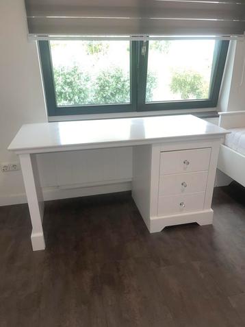 Wit houten bureau met lades – landelijk en stevig model beschikbaar voor biedingen