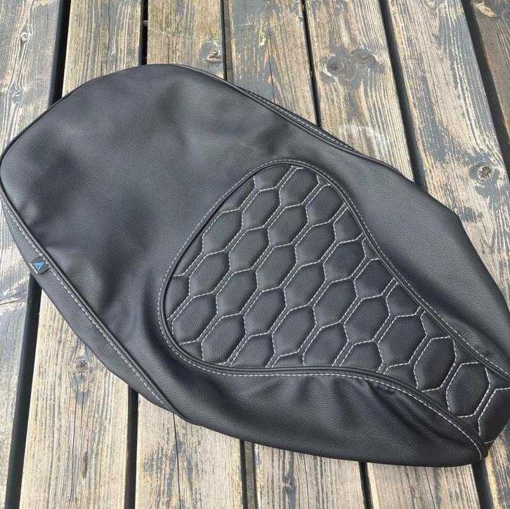 Zadelhoes Vespa Sprint audi rs custom buddydek, Fietsen en Brommers, Brommeronderdelen | Scooters, Nieuw, Vespa, Zadel, Ophalen of Verzenden