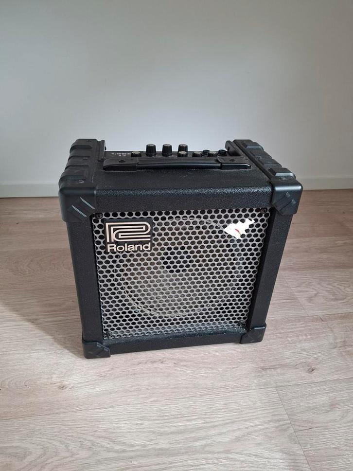 Roland Cube 15 versterker voor gitaar en bas, Muziek en Instrumenten, Versterkers | Bas en Gitaar, Gebruikt, Gitaar, Minder dan 50 watt