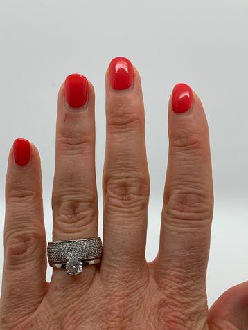 V175 Prachtige zilveren ring met strass maat 18 beschikbaar voor biedingen