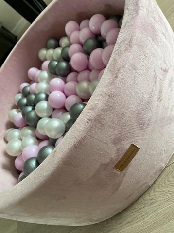 Roze ballenbak met ballen beschikbaar voor biedingen
