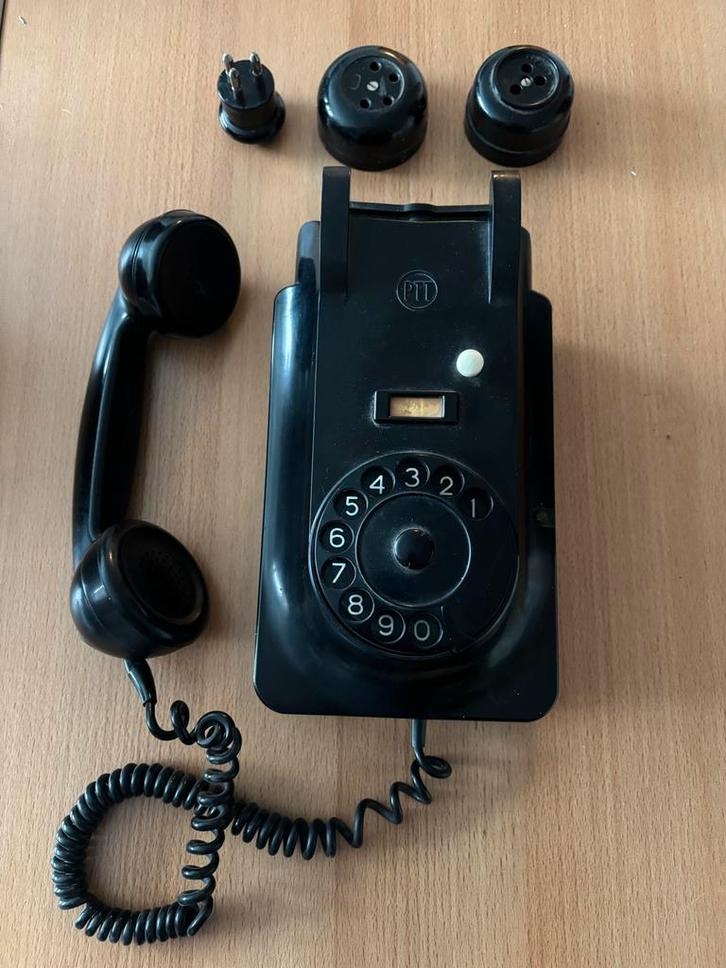 Oude bakelieten telefoon met stopcontacten, Telecommunicatie, Vaste telefoons | Handsets en Draadloos, Gebruikt, 1 handset, Ophalen