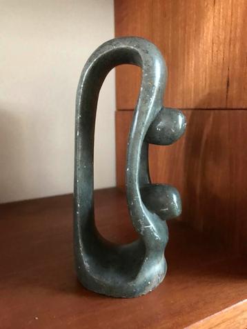 Sculptuur / beeld groen marmer ouder en kind beschikbaar voor biedingen