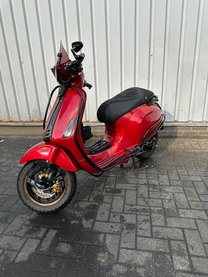 Vespa sprint 4t2v custom gespoten( Lamborghini), Fietsen en Brommers, Scooters | Vespa, Zo goed als nieuw, Overige modellen, Maximaal 45 km/u