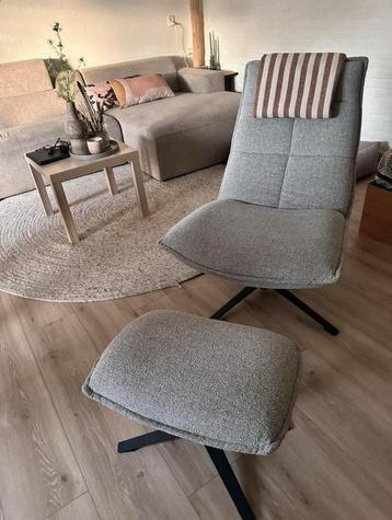 Draai fauteuil met voetenbankje beschikbaar voor biedingen