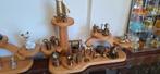2 kleine displays met messing en beeldjes, Antiek en Kunst, Ophalen of Verzenden