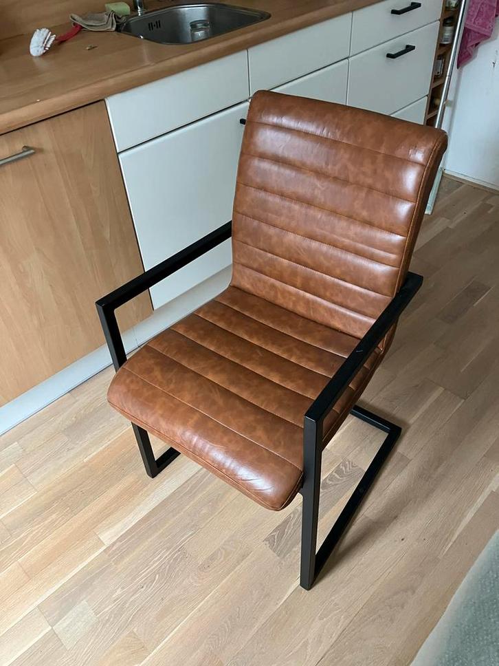 4 bruine stoel met zwart frame, t.e.a.b., Huis en Inrichting, Stoelen, Gebruikt, Vier, Metaal, Bruin, Ophalen